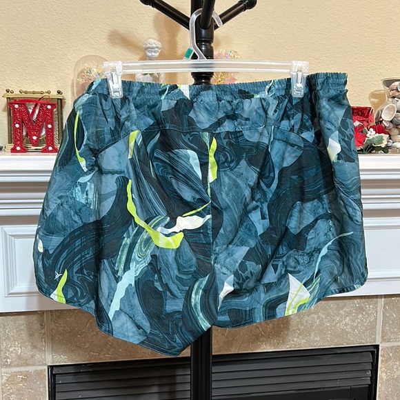 🎉HP🎊Old Navy Athletic Shorts - Picture 2 of 3